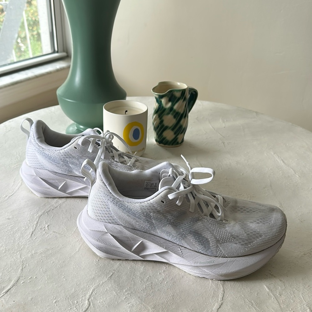 ASICS Novablast 5 - Size 8 Women’s